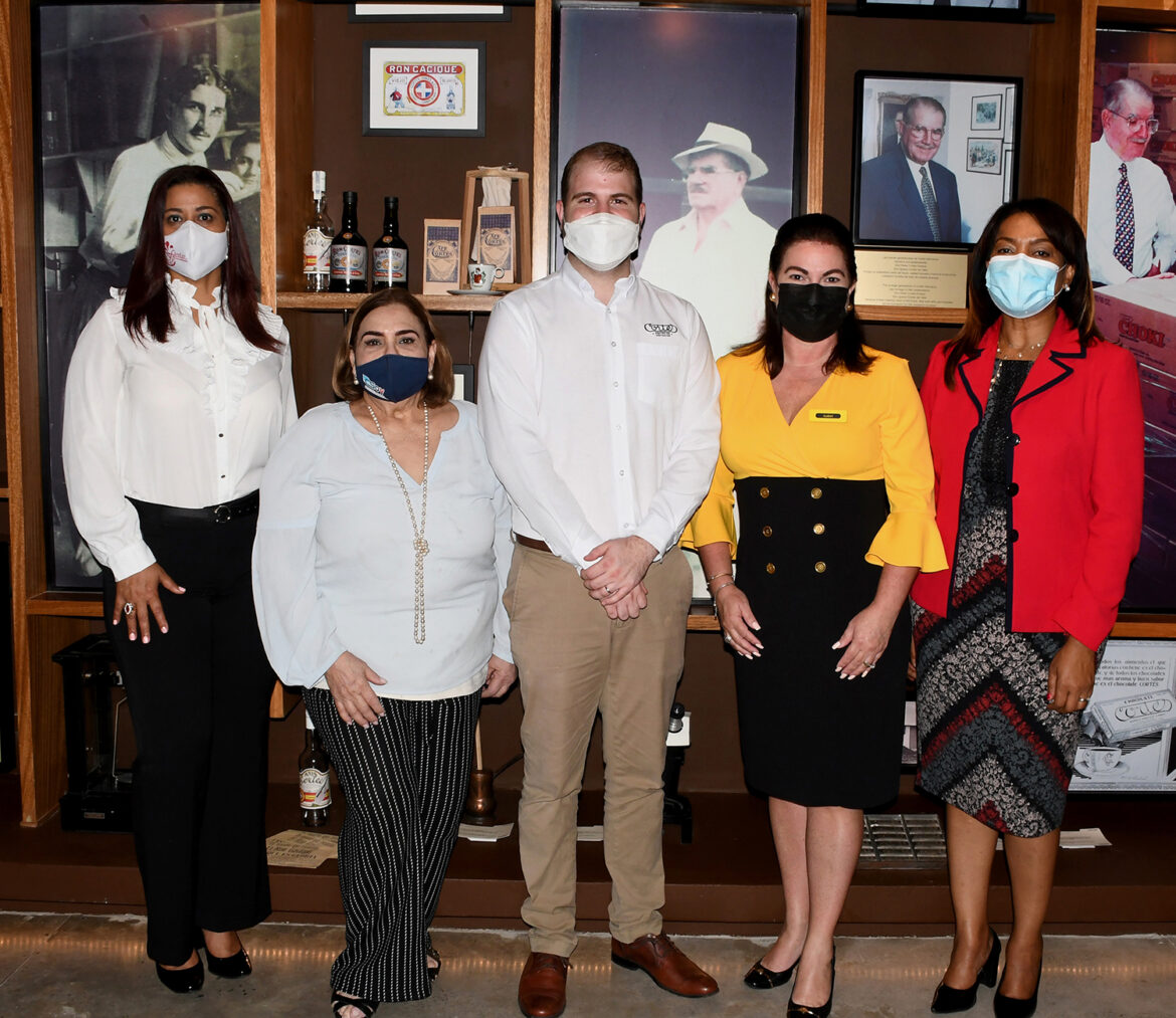 Yenny Lovera, Mirna Pimentel, Juan Cohen, Isabel Guerra y Doris Javier