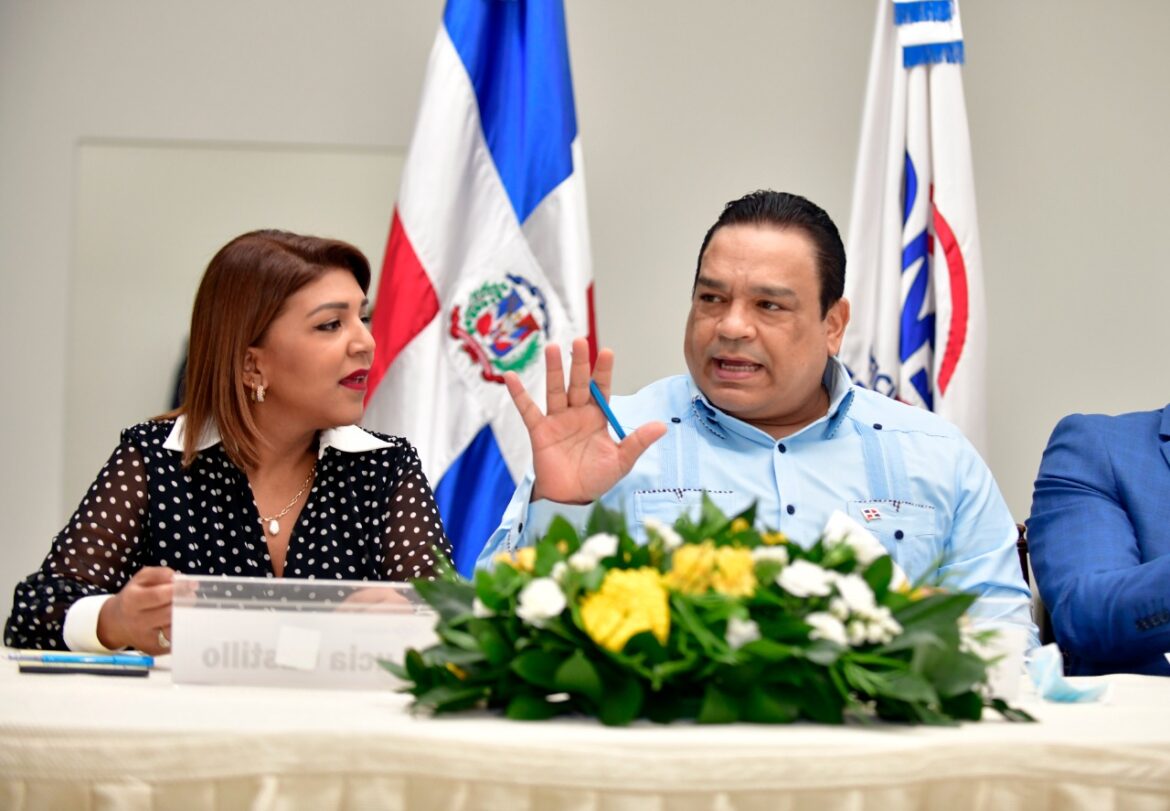 El director de la ONDA dirigió la reunion junto a Lucóa Castillo, encargada de Gestión Colectiva de la ONDA.