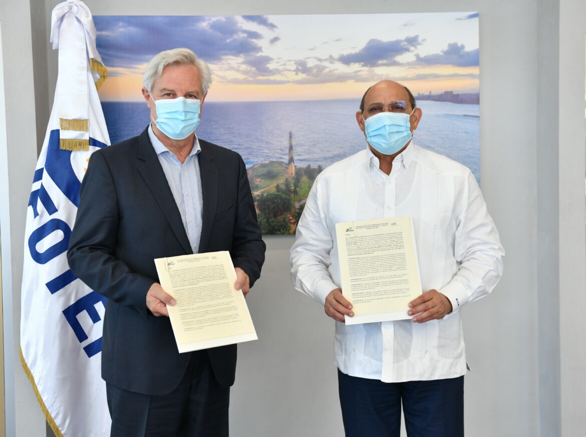 Rafael Santos Badía y el director general del CIDE, Serge Blondeau, director general del CIDE, en el momento de la Firma de Acuerdo