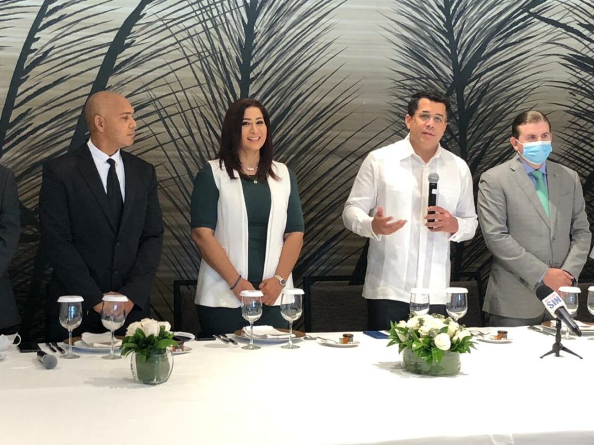 1. Salvador Batista, Yenny Polanco Lovera, el ministro de Turismo David Collado y Andrés Marranzini.