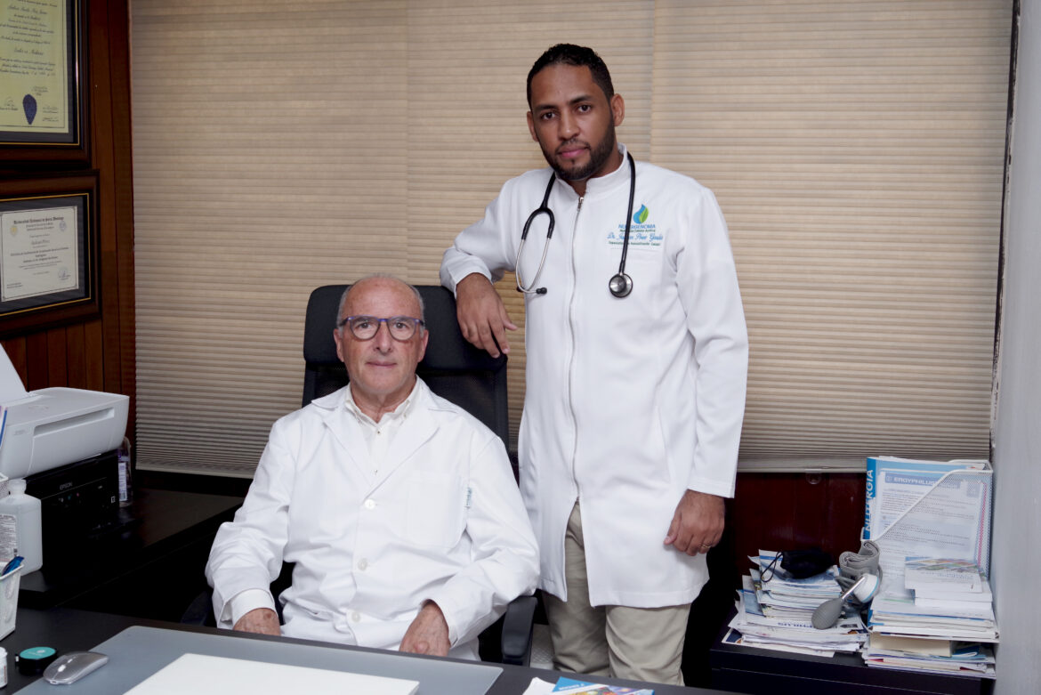 Los doctores Geraldo Rodríguez Polo y Jackson Pérez García especialistas en rehabilitación celular y nutrición celular activa.