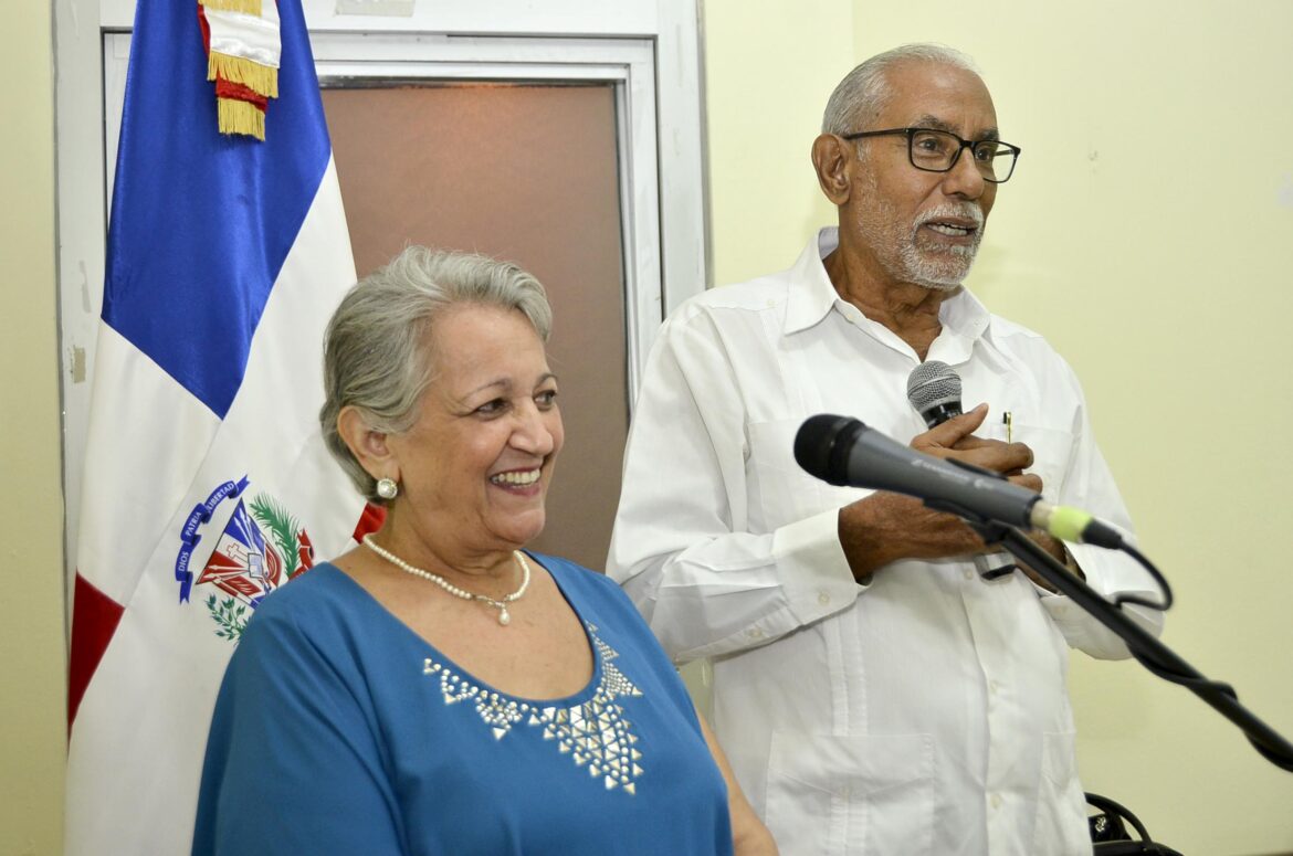 Máxima Ovalles de Padilla y Donato Padilla mientras presentan el libro 1
