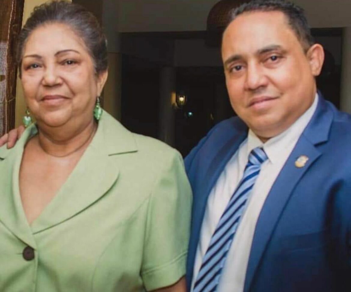 Orlando Martínez junto a su madre Theonilde Altagracia Peña de Martínez.