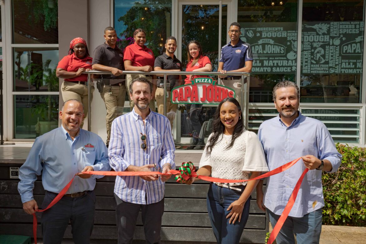 un-grupo-de-personas-de-pie-21e5f1ba