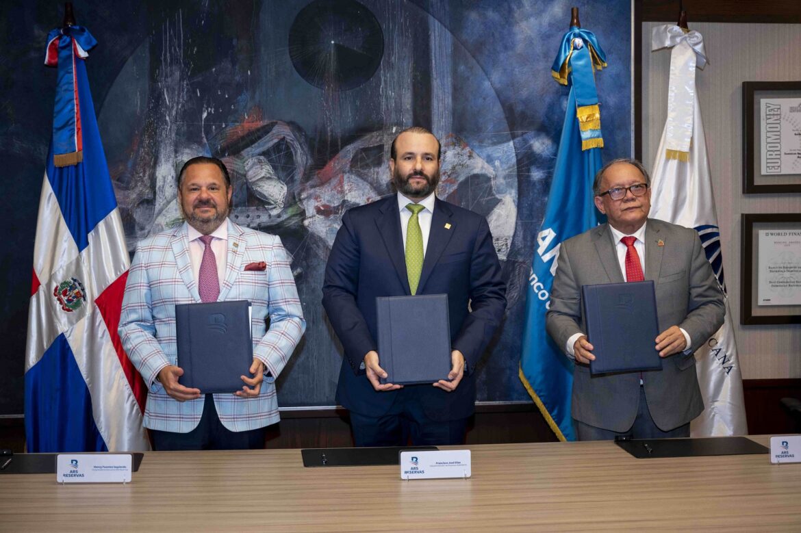 El convenio fue firmado por Henry Fuentes, vicepresidente ejecutivo de ARS Reservas; Pedro Sing, director de Hemocentro; y Francisco Elías, subadministrador de Empresas Subsidiarias de Banreservas.