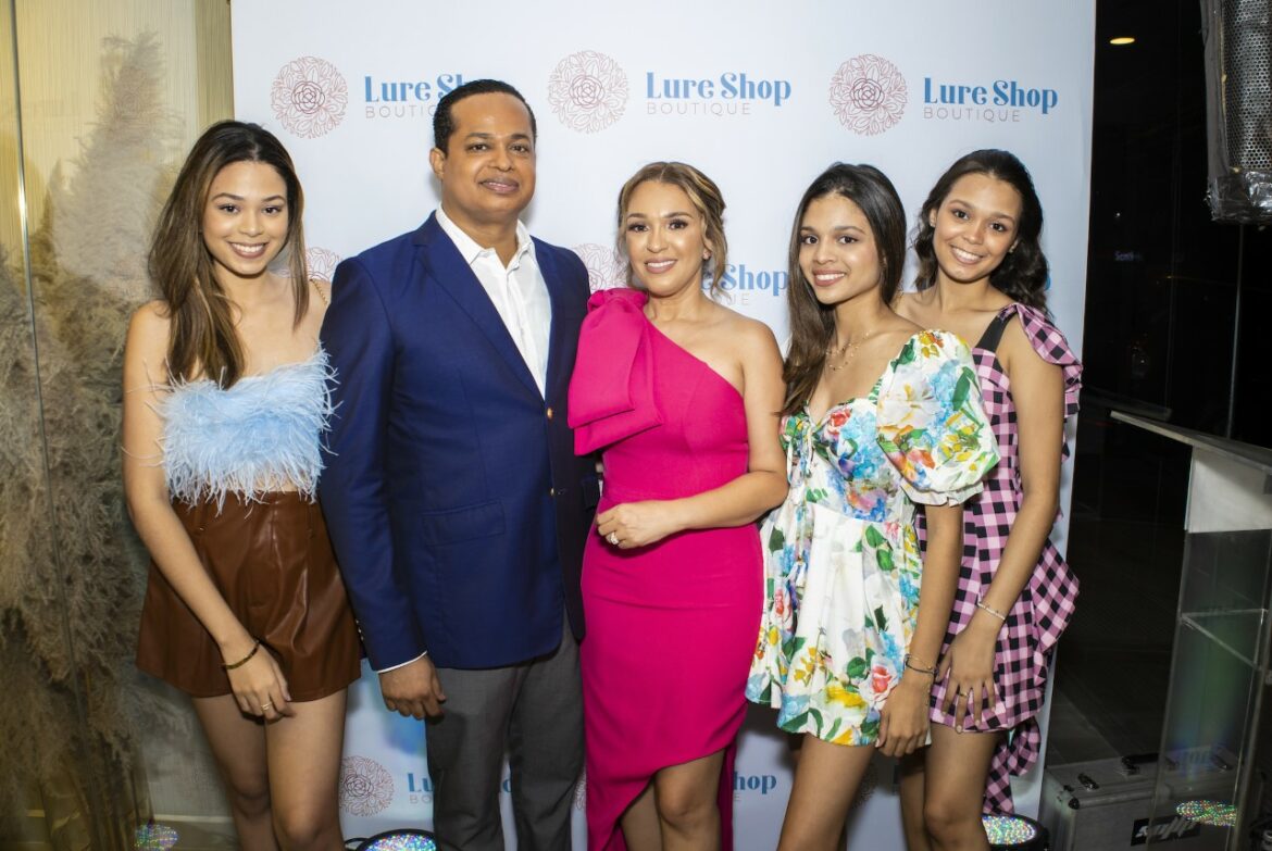 Ichelle de Jesús Soto, Valerie de Jesús Soto, Anny Soto, Omar Guevara y Ashely de Jesús Soto