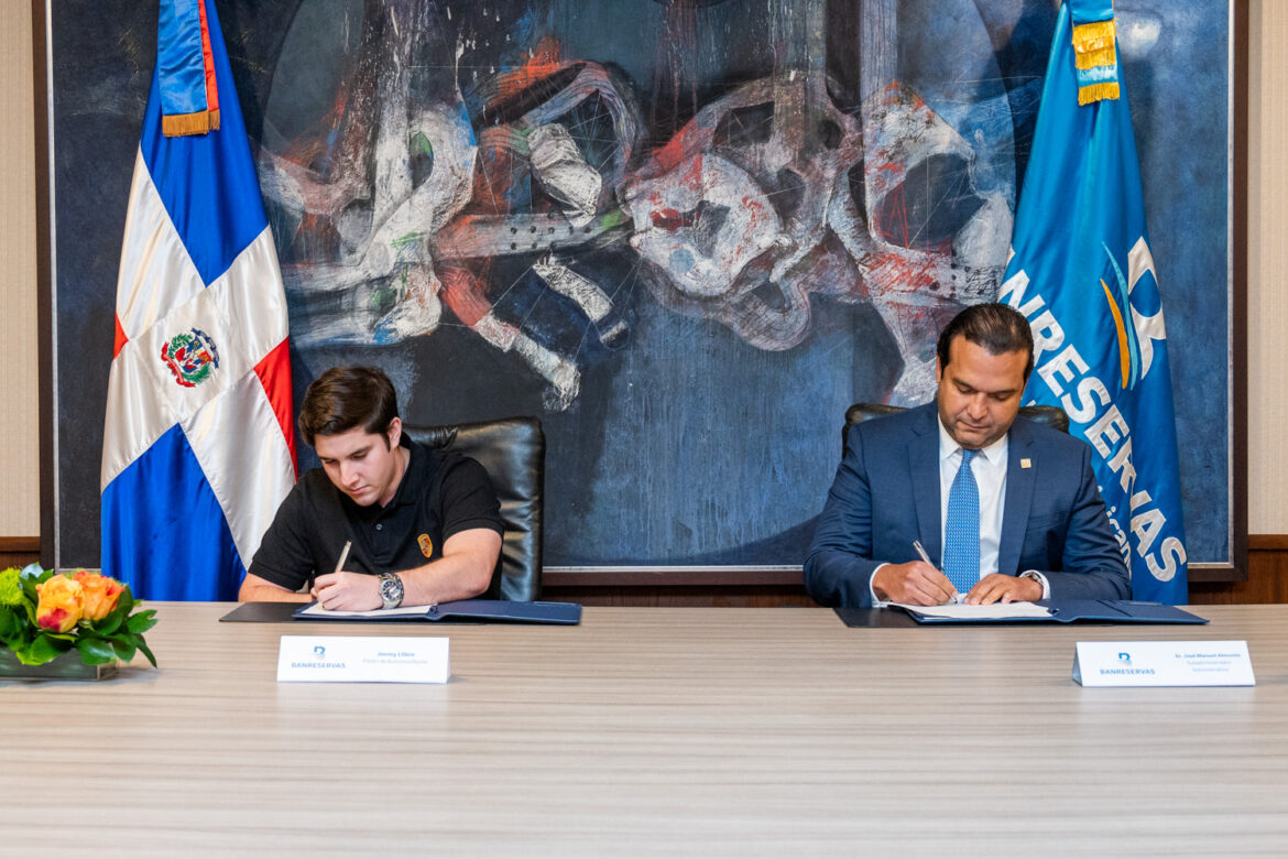 José Manuel Almonte, y el corredor Jimmy Llibre firman la renovación del acuerdo de patrocinio oficial, para el campeonato Porsche Carrera Cup USA North America 2022.