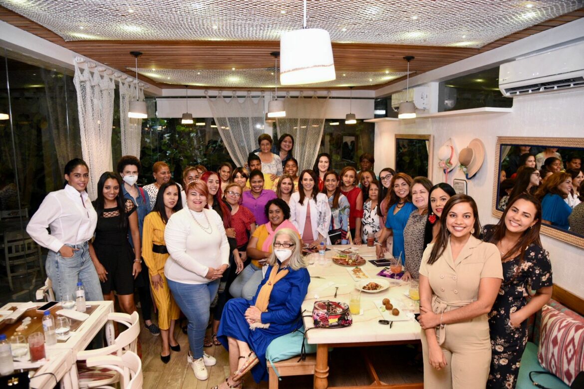 Karen Ricardo realiza conversatorio