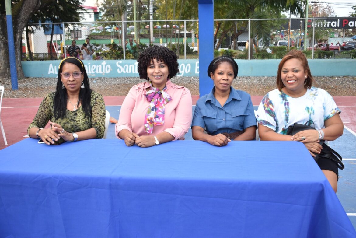 Lic. Isaury Rodriguez y Felipe Medrano Dan Silbatazos de Inicio Del Torneo