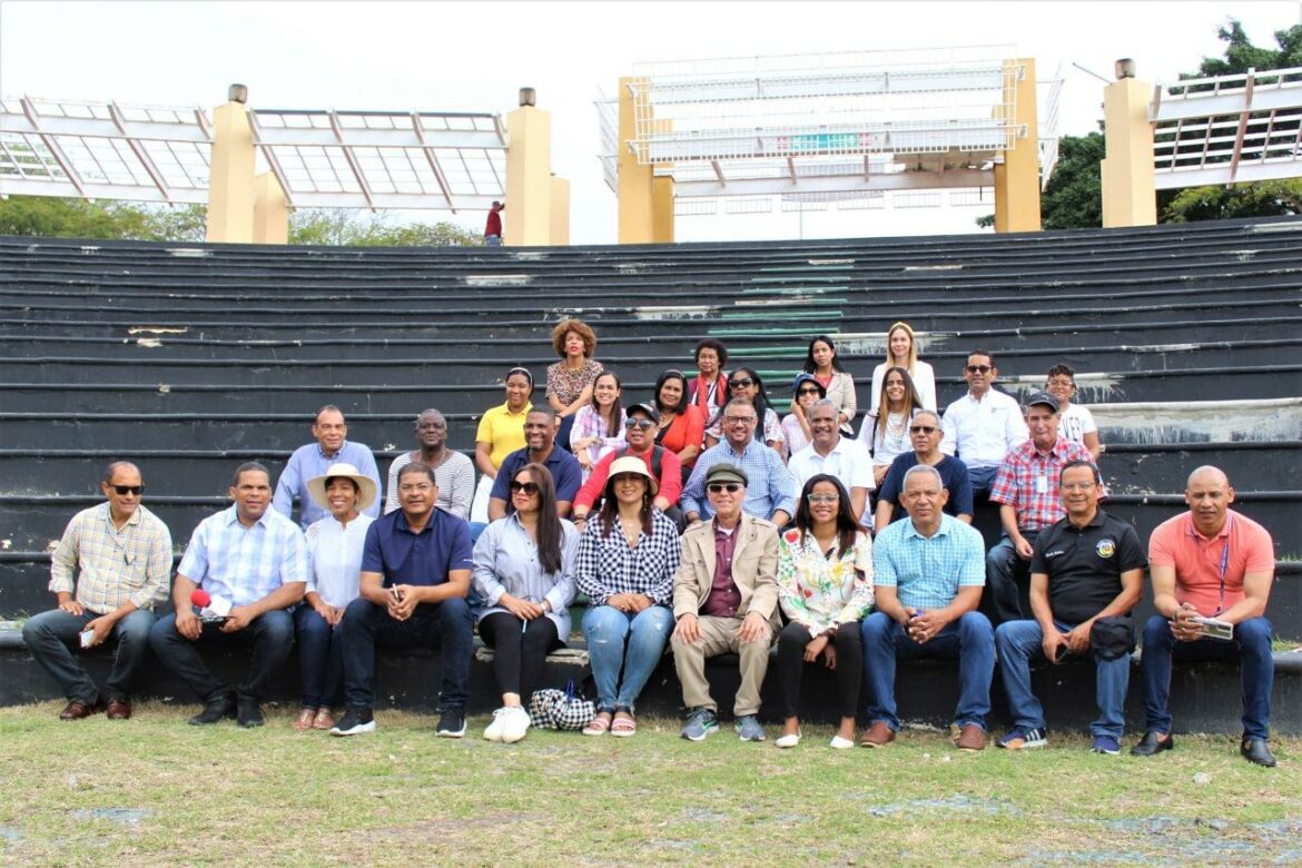 Los miembros de Adompretur junto a Manyel Jiménez en el Anfiteatro Luisito Martí.