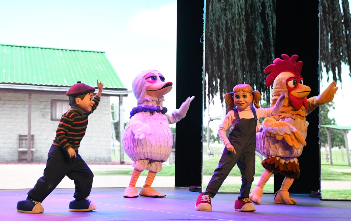 Personajes del espectáculo Infantil La Granja de Zenón en acción