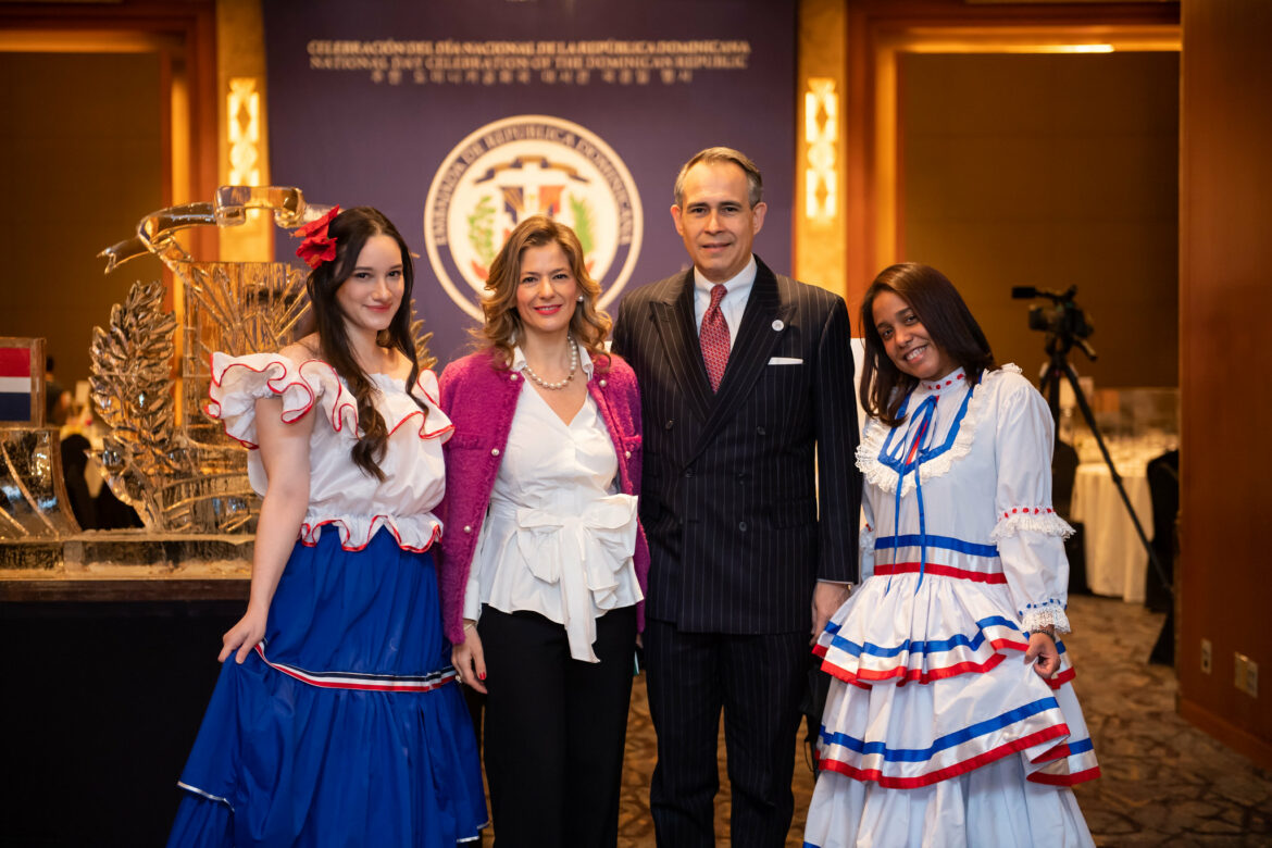 Veronica Hernandez, Sra. Natalia Federighi, Embajador Federico Alberto Cuello Camilo y Kathleen Hernandez