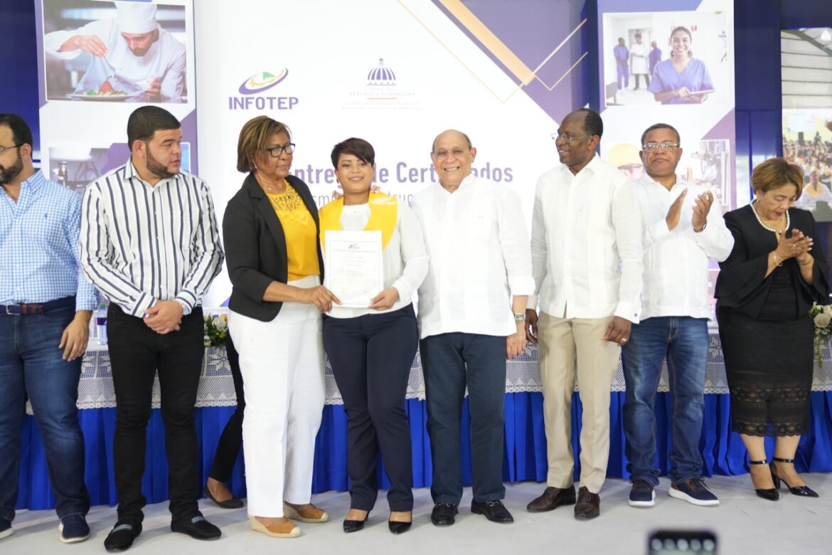 Acto de entrega de certificados en Pedernales