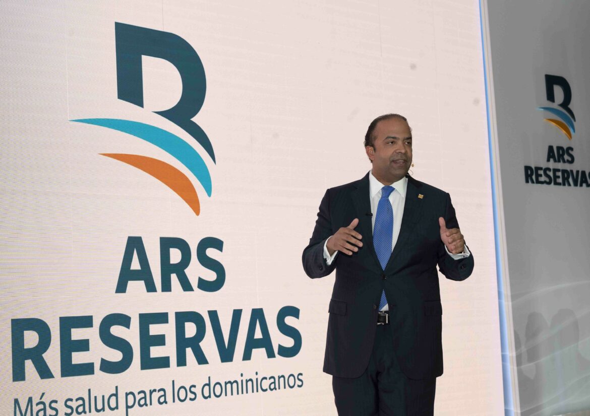 El administrador general de Banreservas, Samuel Pereyra, expone los beneficios de que la ARS Reservas expanda sus servicios y realice su apertura al público en general.