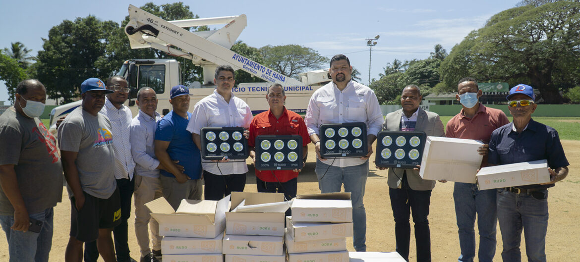 Fundación Refidomsa ilumina campo de béisbol de Gringo, en Haina
