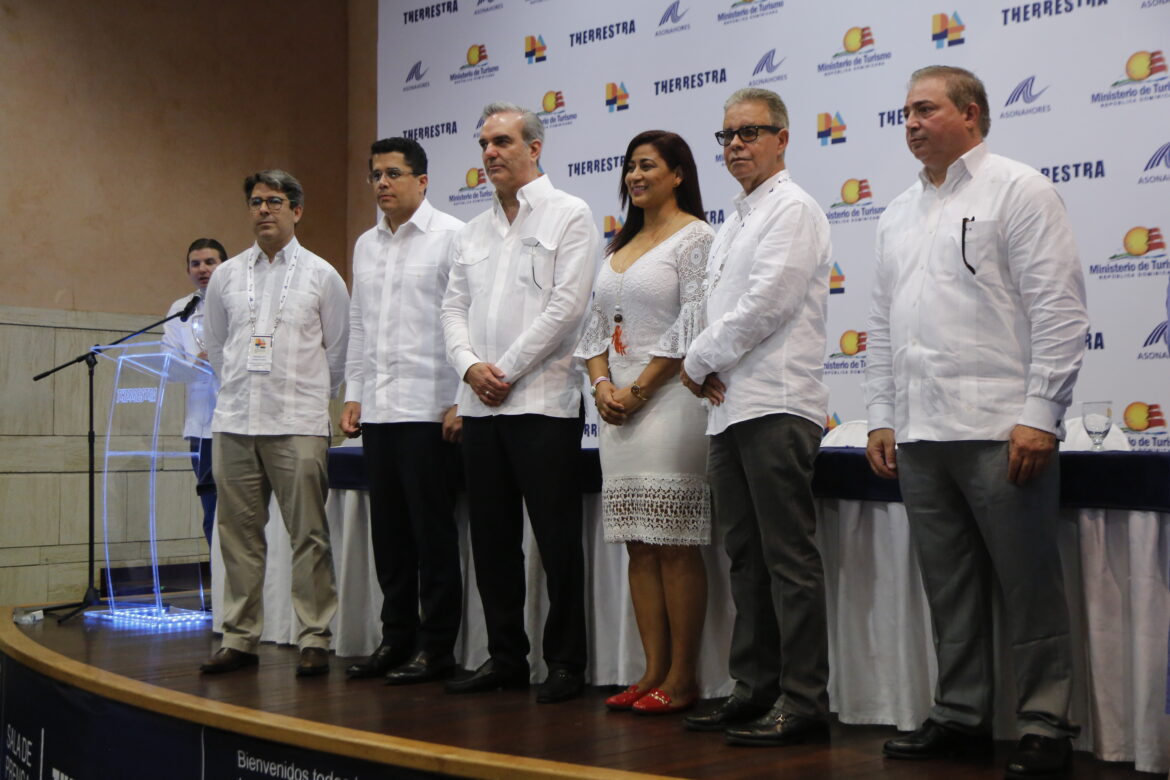 1. El presidente Luis Abinader y el ministro de Turismo David Collado junto a representantes de Asonahores.