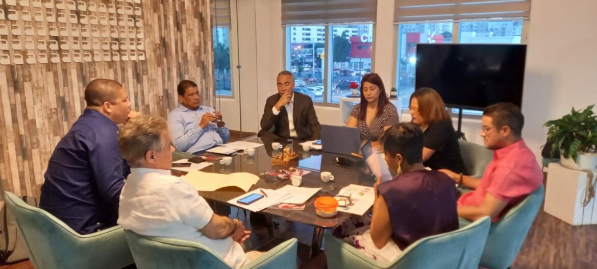 1. Luis José Chávez, Cristian Mota, José María Reyes, Severo Rivera, Yenny Polanco Lovera, Raysa Féliz, Juan de Dios Valentín y Milka Hernández en la reunión del jurado.