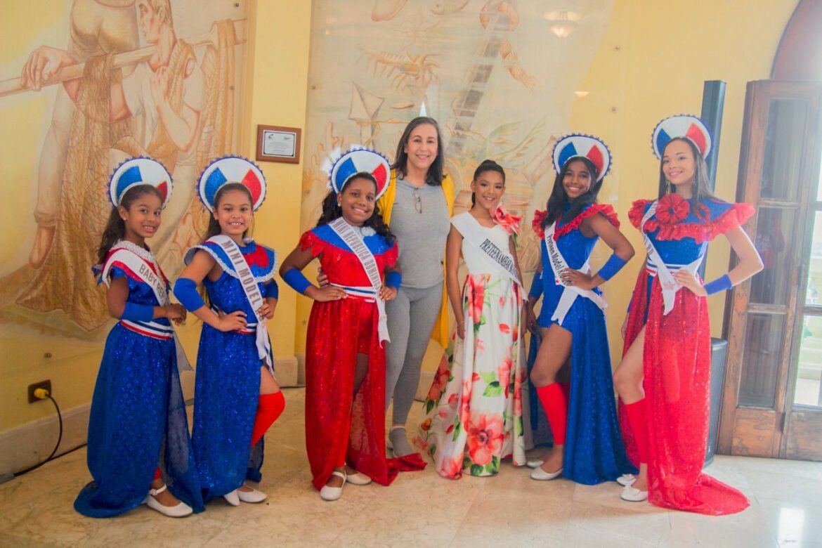 Al centro Nerys Díaz junto a las reinas salientes.