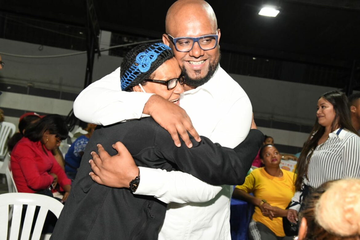 Anthony Brito celebra el Día de las Madres por todo lo alto en Santo Domingo Este