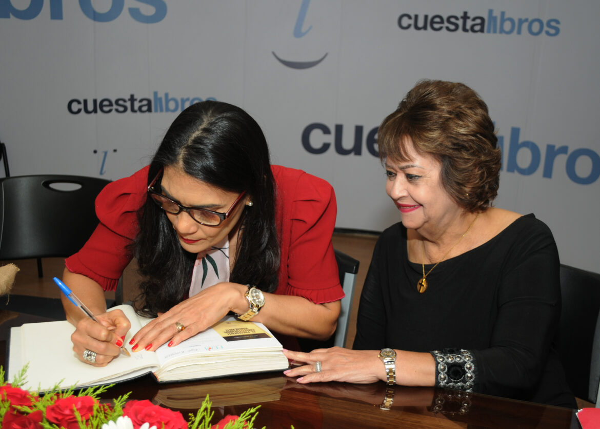 DSC_2269 La autora Ivette Medina firma un ejemplar de su libro a Veronica Sencion.