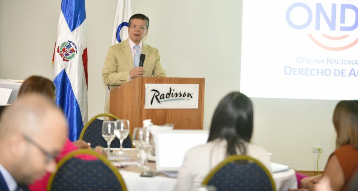 El maestro Fernando Zapata, consultor de la OMPI, habla en el inicio del módulo de formación de formadores.