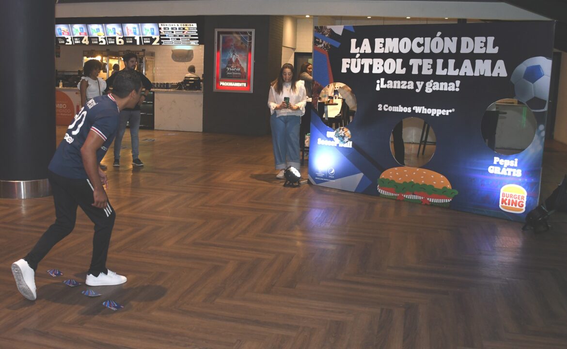 Foto 10 Juan Salas, compite por la entrega de pelotas de Futbol, por combos de Whopper®, Burger King® y Set de Pepsi Cola