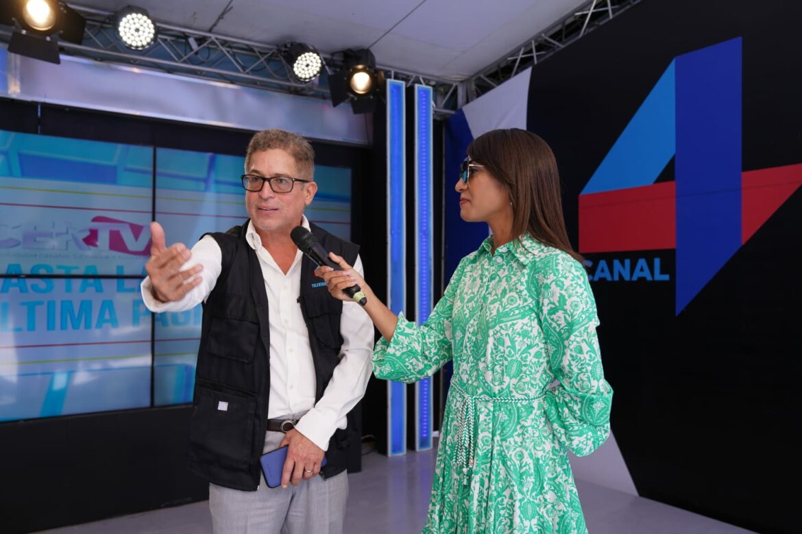 IVAN RUIZ en el stand del canal 4 entrevistado por Wendy Mora