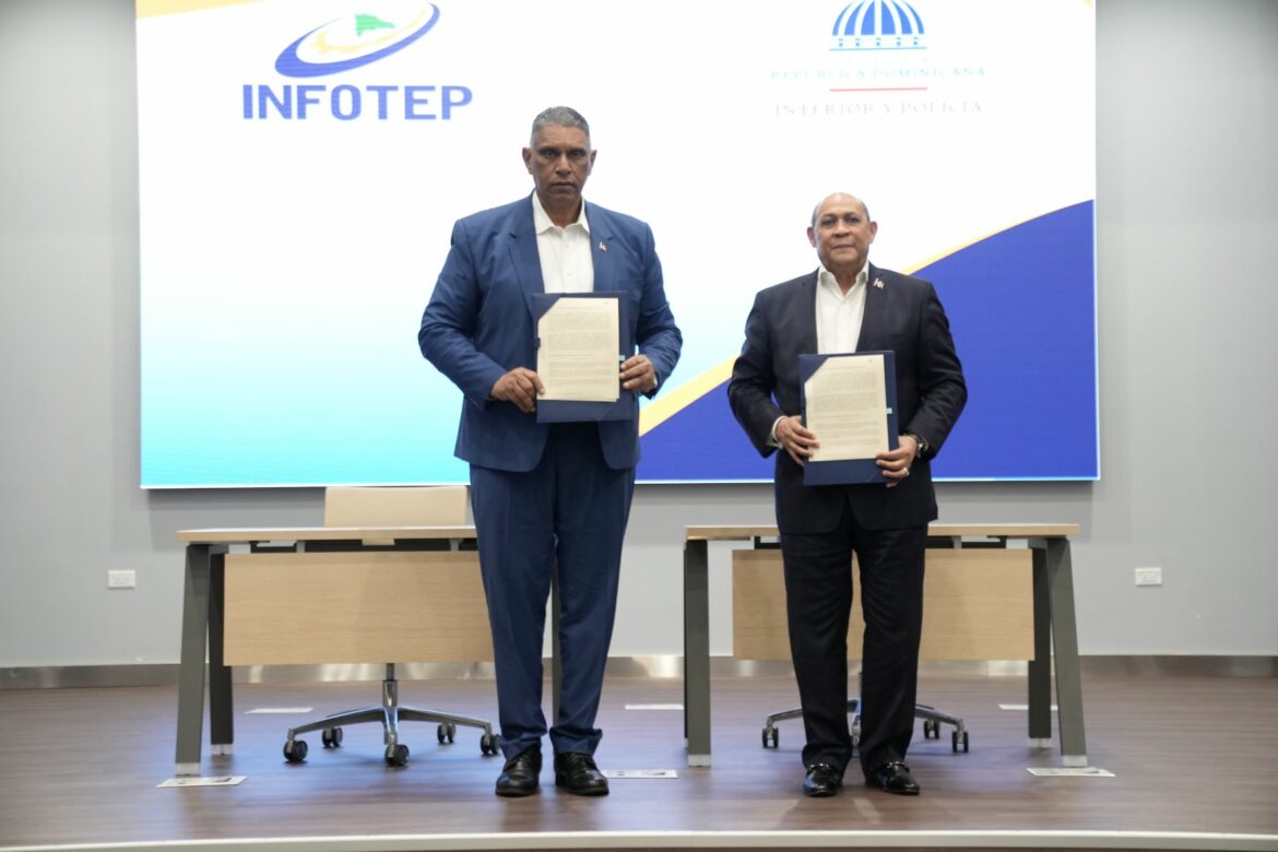 Ministro de Interior y Policía, Jesús Vázquez, y Director General del INFOTEP, Rafael Santos Badía