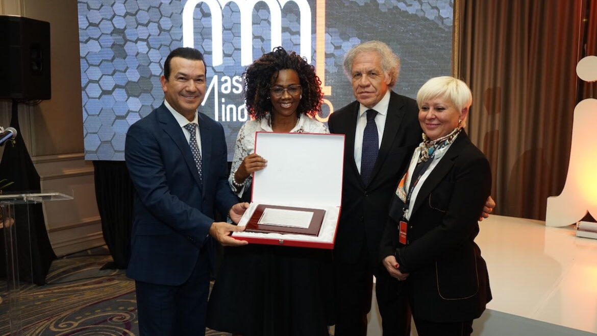 Epsy Campbell Barr, recibió en Miami el Premio Executive Mastermind Latino 2022