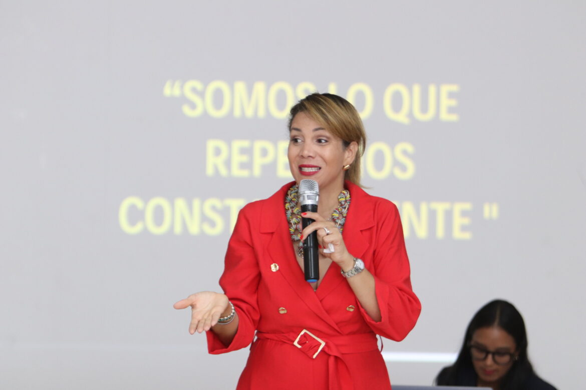 7-Mabel Lugo durante su disertación