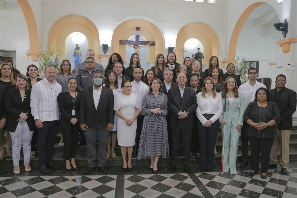 Directores de los diferentes programas de Supeěrate e invitados especiales que asistieron a la Eucaristiěa por el aniversario de la institucioěn
