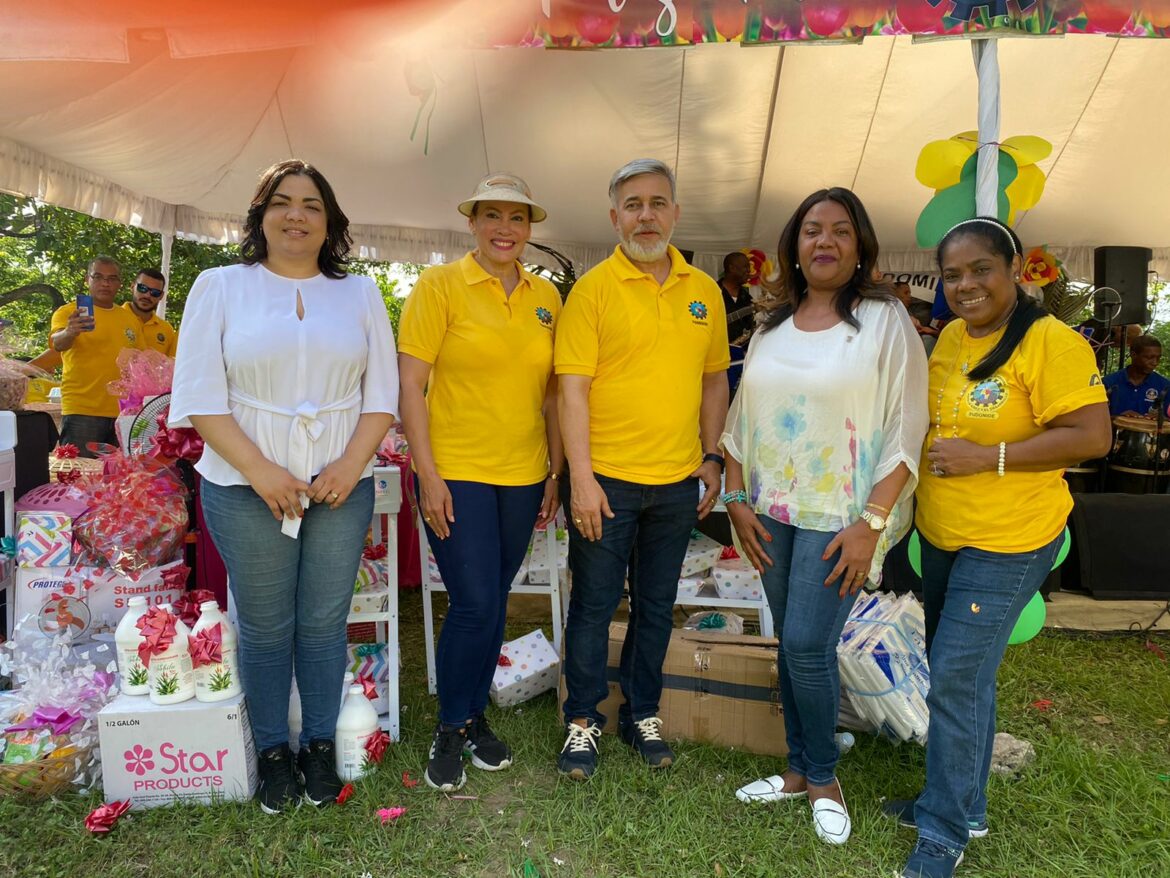 El general Miguel Ángel Codero y la diseñadora de moda Marisol Henríquez junto a las empresarias Amarilys Duran y Yulibely Wanderpool y la periodista Miguelina Santos.