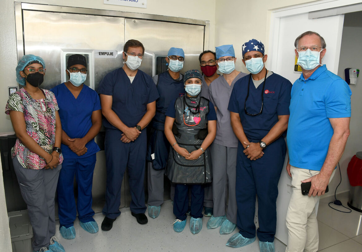 Fotografia Principal 3 Residentes del Hospital Moscoso Puello, Doctores Alan Johnson, Shivam Saxena, Rohit Malhotra, Pamela Ma