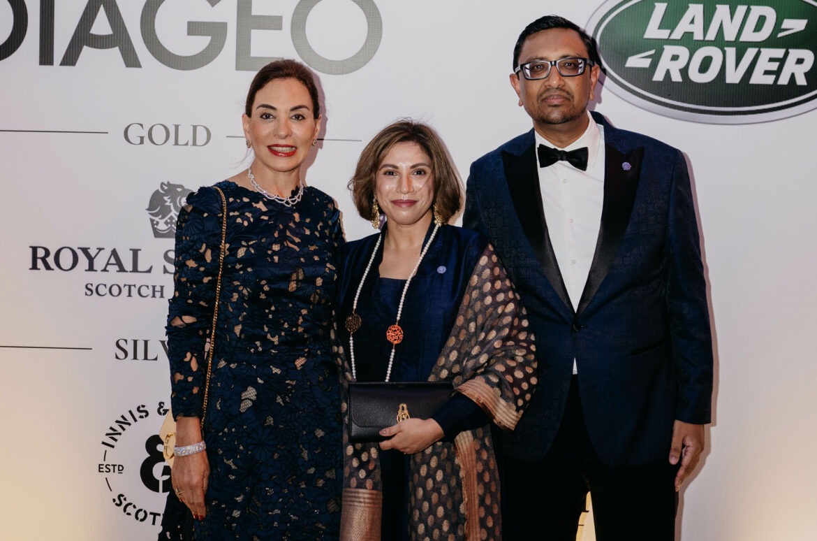 Haydee Kuret de Rainieri, la Sra. Sajeda Qureshi, esposa del Embajador y El Embajador Mockbul Ali.