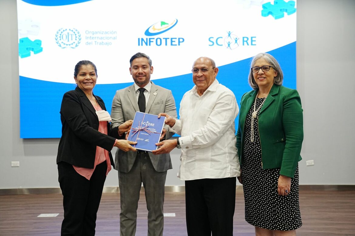 Se entregó un ejemplar a la Asociación Dominicana de Industrias Gráficas y Afines, en representación de las empresas que han formado parte del programa (1)