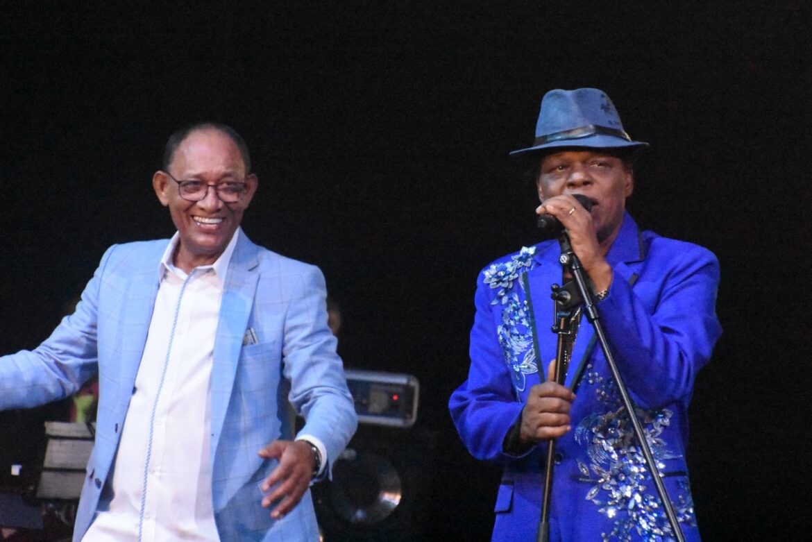 Aníbal Bravo y Feliz Cumb{e