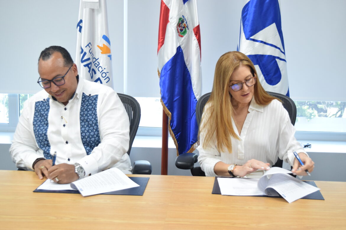 Lorenzo David Ramírez Uribe y María Isabel Pérez, durante la firma del acuerdo.