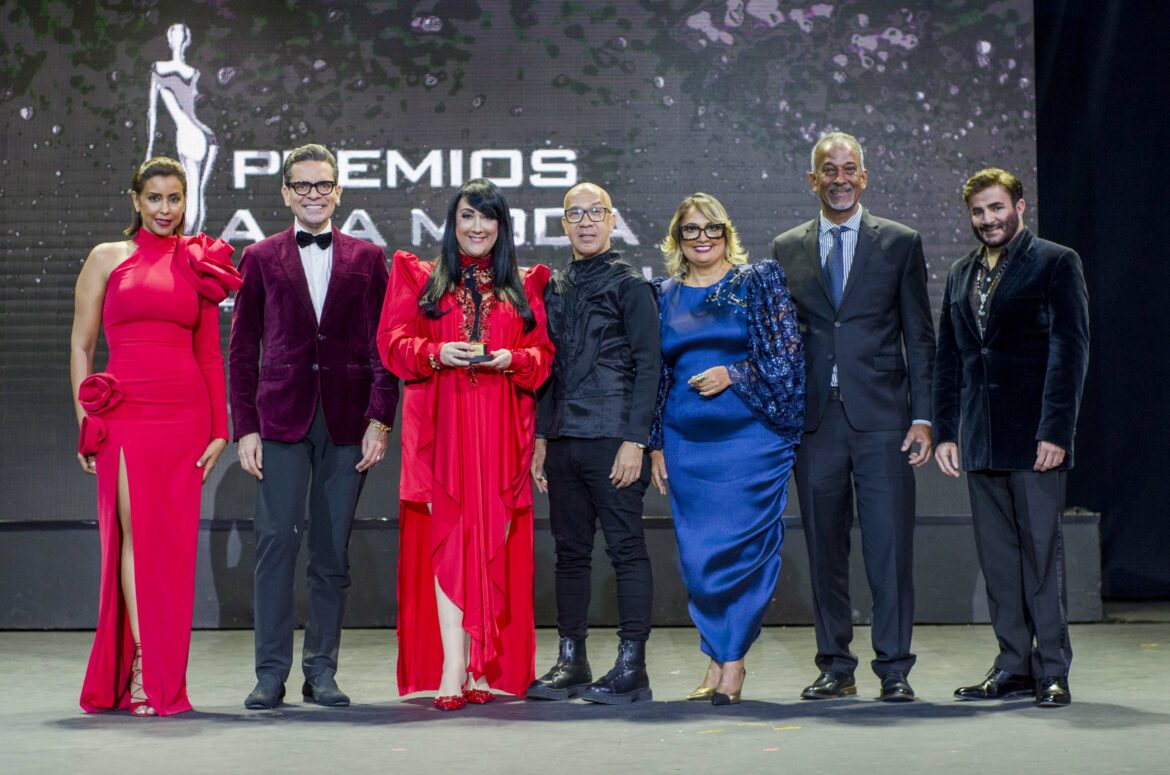 Giannina Azar recibe el maximo galardon de los premios de parte del jurado y Stalin Victoria Ceo de los premios