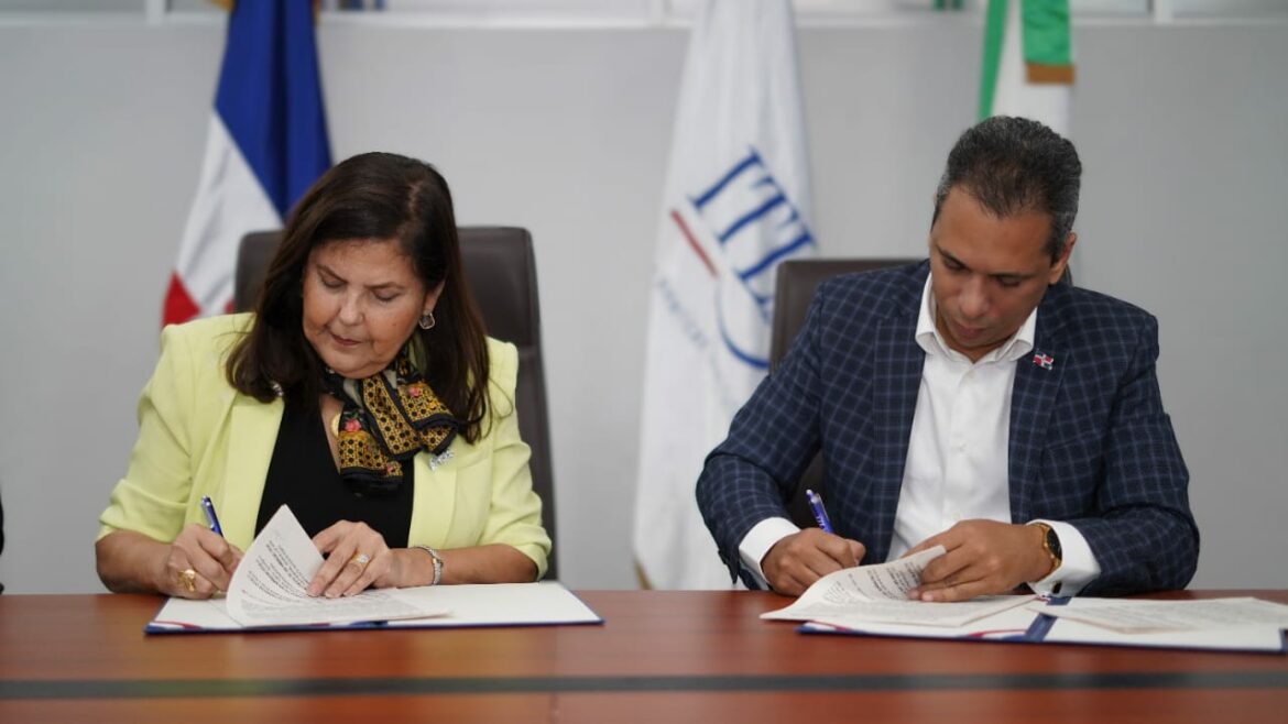 La Lcda. Sonia Villanueva y el Ing. Omar Méndez Lluberes, durante la firma del acuerdo