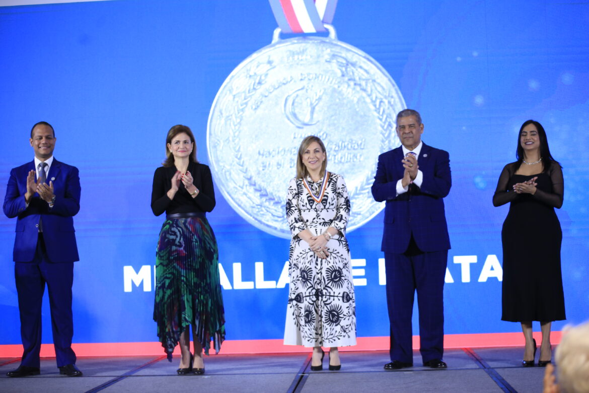 La vicepresidena Raquel Peña, Eliana Taveras en representación del director de la DGA, Eduardo Sanz Lovatón y Darío Castillo Lugo, ministro del MAP.