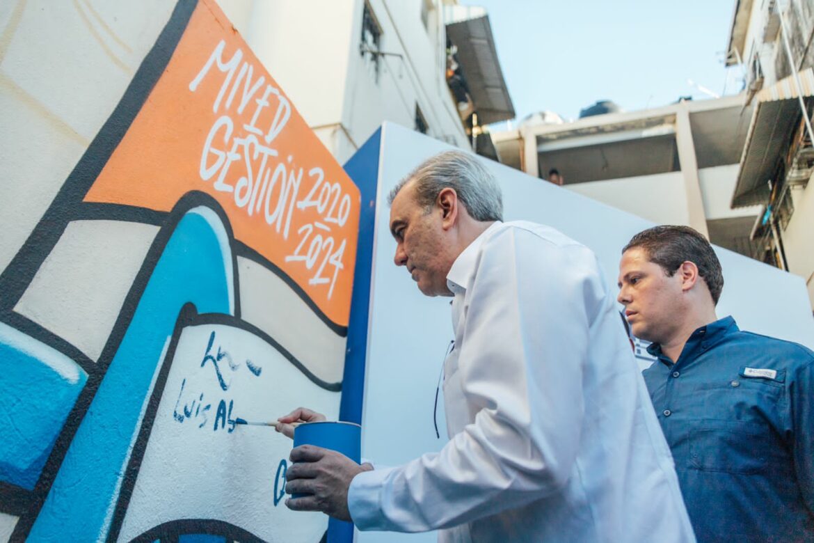 PRESIDENTE FIRMANDO MURAL