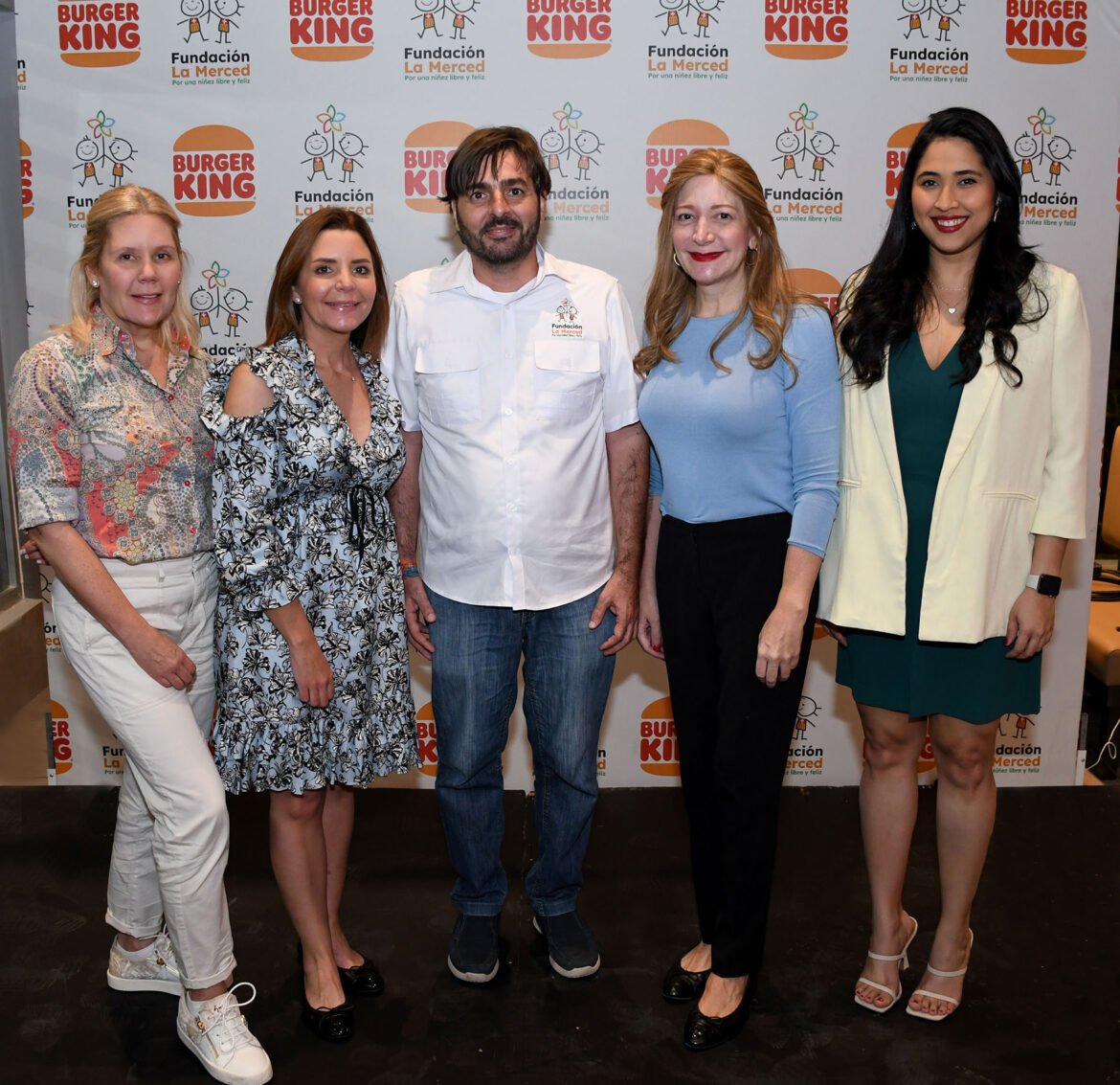 Foto Principal Margarita Turull, María José Turull, Padre Tomás Garcia, Isabel Turull y Alexandra Bodden