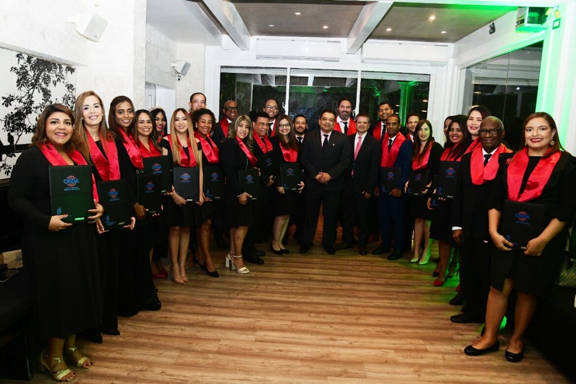 Grupo de abogados graduados en derecho de autor.