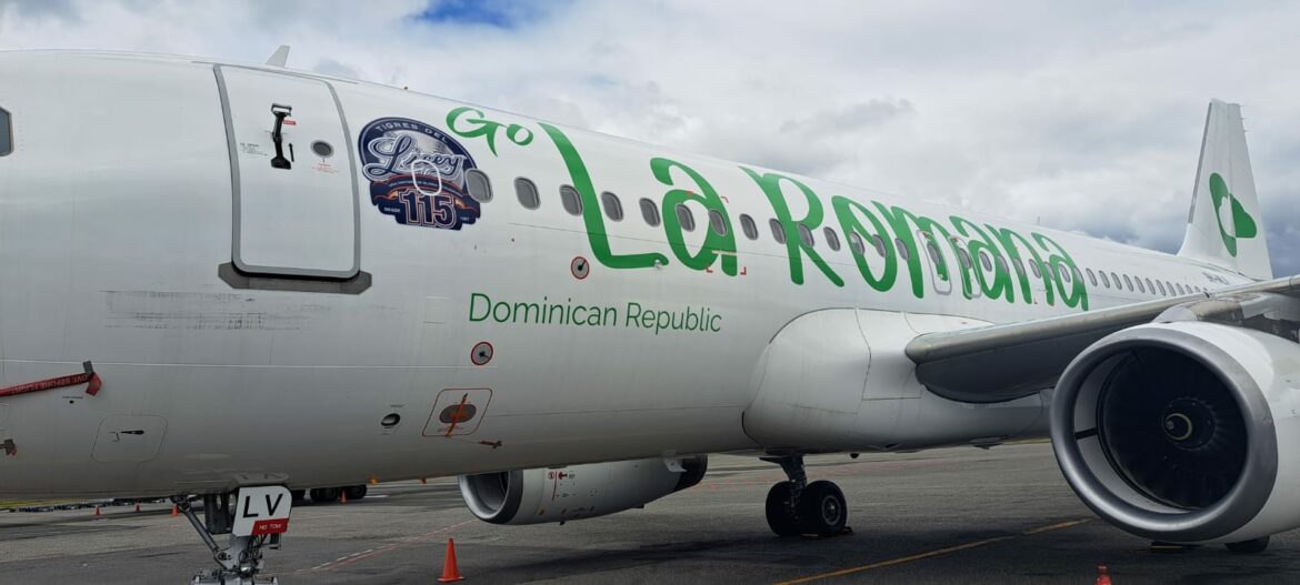 Airbus A 320 de Sky Cana con logo del Licey en la puerta delantera