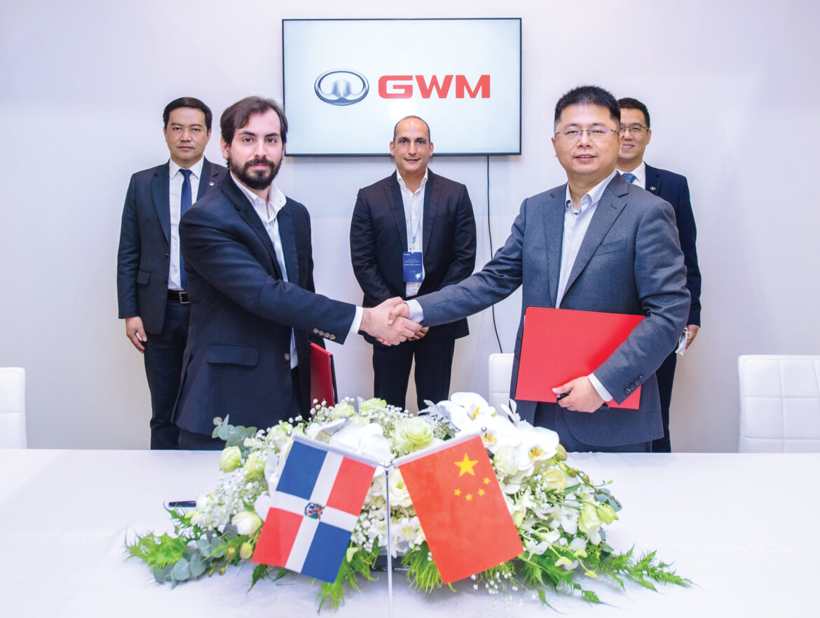 De Izquierda a derecha en primer plano Marcio A. Lama, y Wayne Zhou