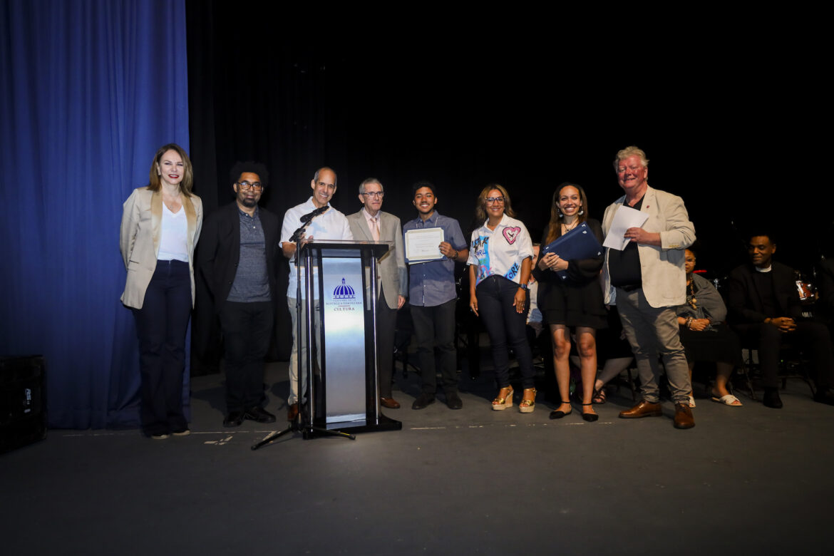 El acto de entrega de las becas que fue precedido por un concierto preparado por los estudiantes participantes en el programa “Berklee en Santo Domingo”