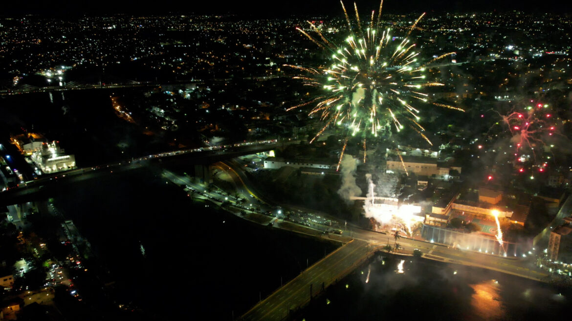 Miles de dominicanos celebraron la independencia con música y fuegos artificiales