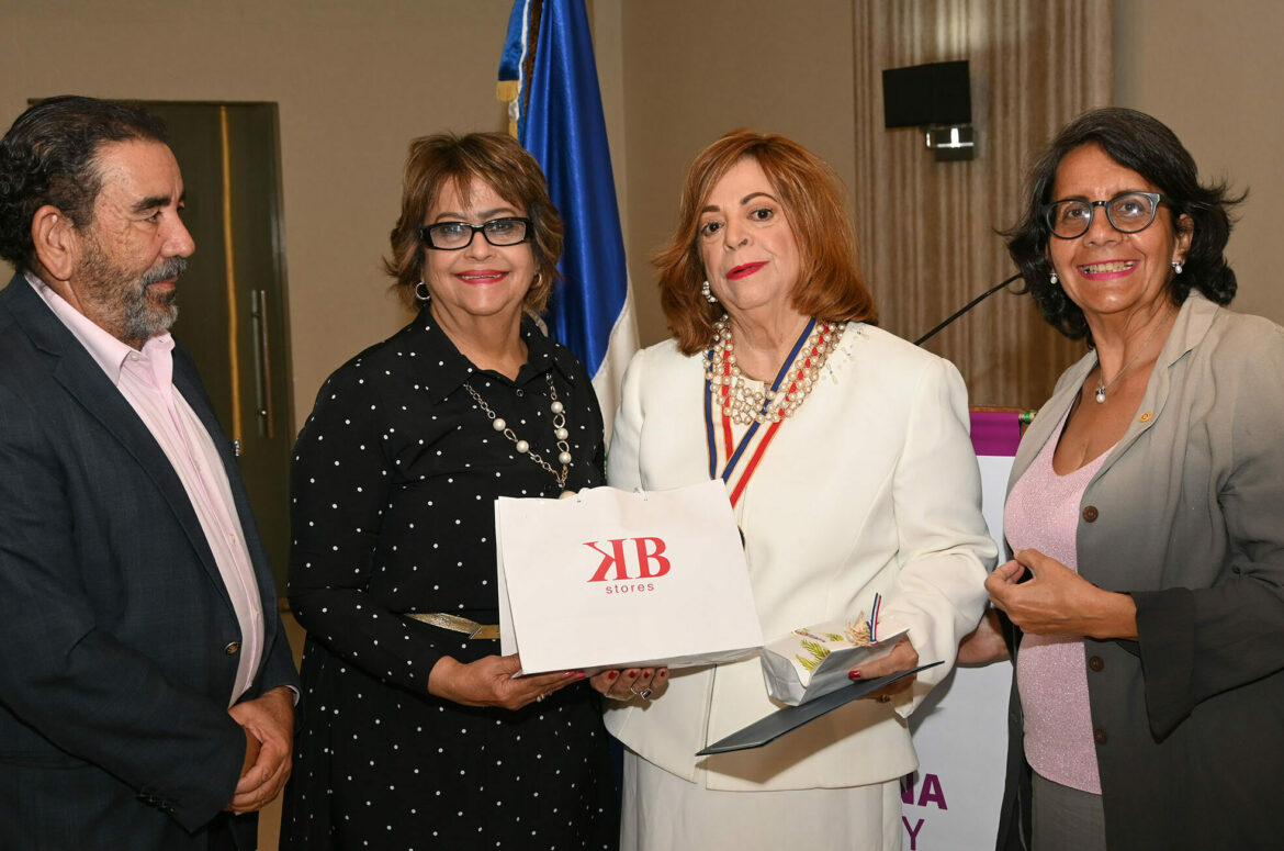 DSC_2023 El doctor Cirilo Fernández, su esposa Ana Dilia Arbaje, y Veronica Sencion.