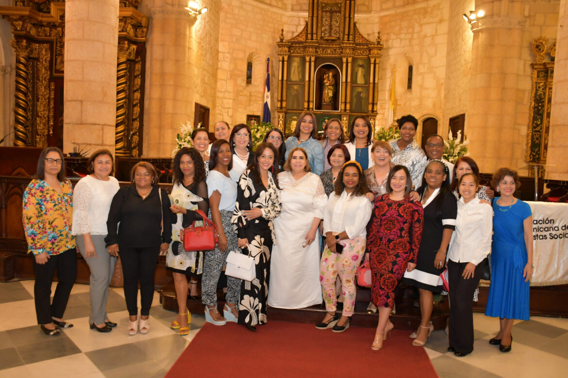 DSC_3567 cuarta importante. Cronistas Sociales que participaron en la misa de acción de gracias por el 23 aniversario de la ADCS. (1)