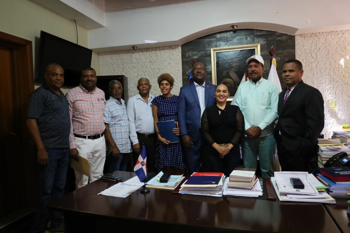 Dirigentes nacionales y locales del CODIA, visitan al alcalde José Montás.